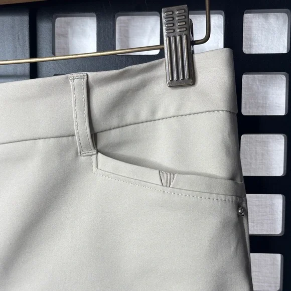 🤍 WHBM Cream Tailored 5" Shorts Size 2 Women's NWT Stretch Zip Button 🤍 - Picture 2 of 15